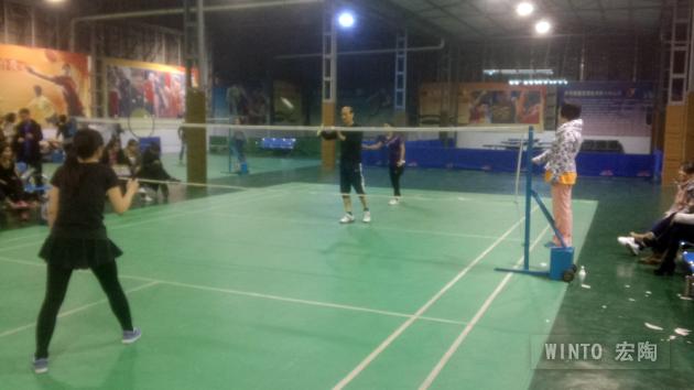 男女羽毛球混打中，企业副总欧家瑞亲自角逐，正在开球-瓷砖一线品牌pp电子游戏陶瓷