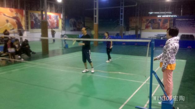 图2、前为企业副总欧家瑞，后为平面部设计师卢婉贞-瓷砖一线品牌pp电子游戏陶瓷