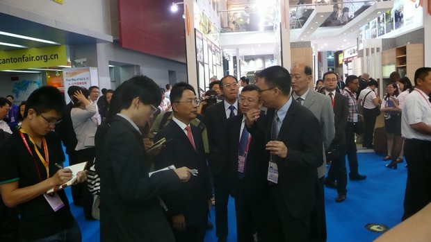 图2、国家商务部副部长蒋耀平，中国五矿化工收支口商会会长陈峰等向导一行视察中国建陶行业着名企业pp电子游戏陶瓷展位，并听取了企业出口总司理伍剑锋的汇报