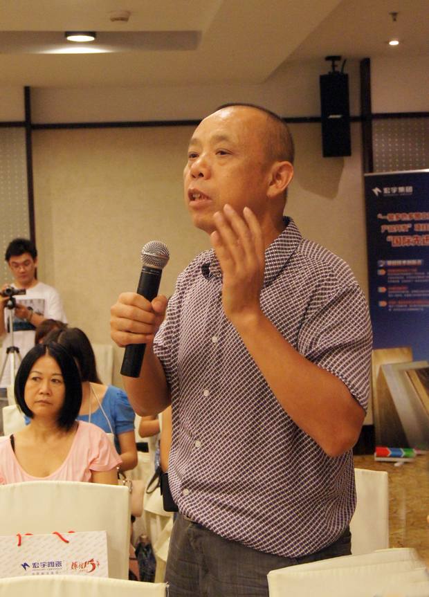 图4、陶瓷资讯报社长喻镇荣盛赞pp电子游戏公司诚信赢天下